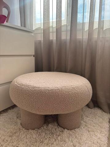 Beige poef beschikbaar voor biedingen