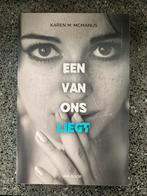 Karen M. McManus - Een van ons liegt, Ophalen of Verzenden, Fictie, Karen M. McManus, Zo goed als nieuw