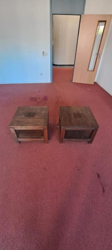 Set van 2 massief houten bijzettafels
 beschikbaar voor biedingen
