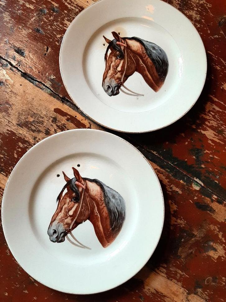 2 borden Petrus Regout met paardenhoofden, Antiek en Kunst, Curiosa en Brocante, Ophalen of Verzenden