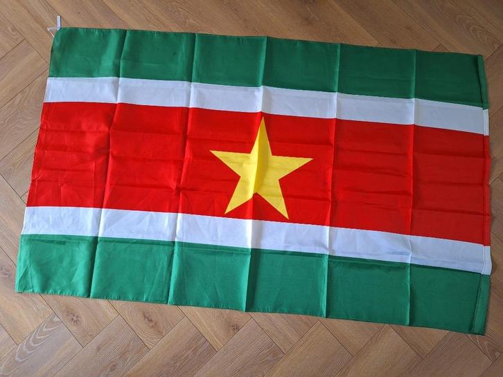 Moderne Surinaamse Vlag (150cm bij 90cm), Diversen, Vlaggen en Wimpels, Nieuw, Ophalen of Verzenden