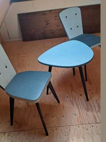 Vintage jaren 50/60 set tafel en 2 stoelen beschikbaar voor biedingen