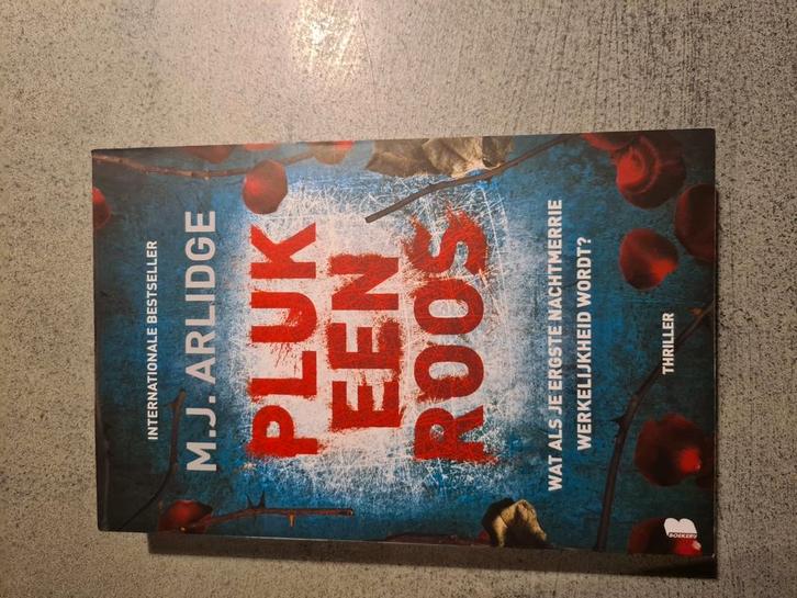 M.J. Arlidge - Pluk een roos, Boeken, Thrillers, Zo goed als nieuw, Ophalen of Verzenden
