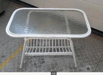 retro salonafeltje met rotan, glasplaat en metalen onderstel beschikbaar voor biedingen