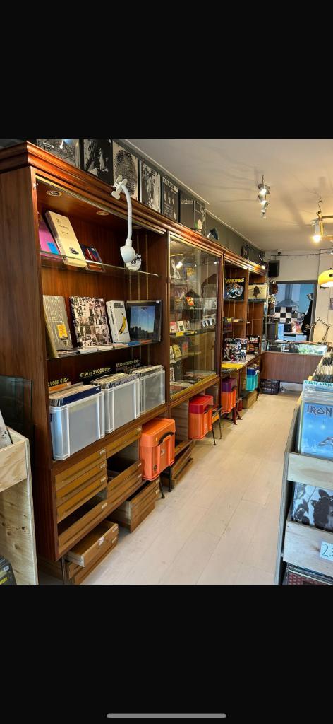 Vintage vitrinekast winkelvitrine, Huis en Inrichting, Kasten | Vitrinekasten, Gebruikt, 200 cm of meer, 200 cm of meer, 25 tot 50 cm