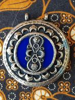 Grote oude hanger uit Nepal zilverbrons met steen 6,5 cm.