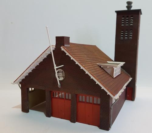 GEZOCHT: Tilly Models 87074 Brandweerkazerne Maartensdijk, Hobby en Vrije tijd, Modeltreinen | H0, Overige merken, Gelijkstroom