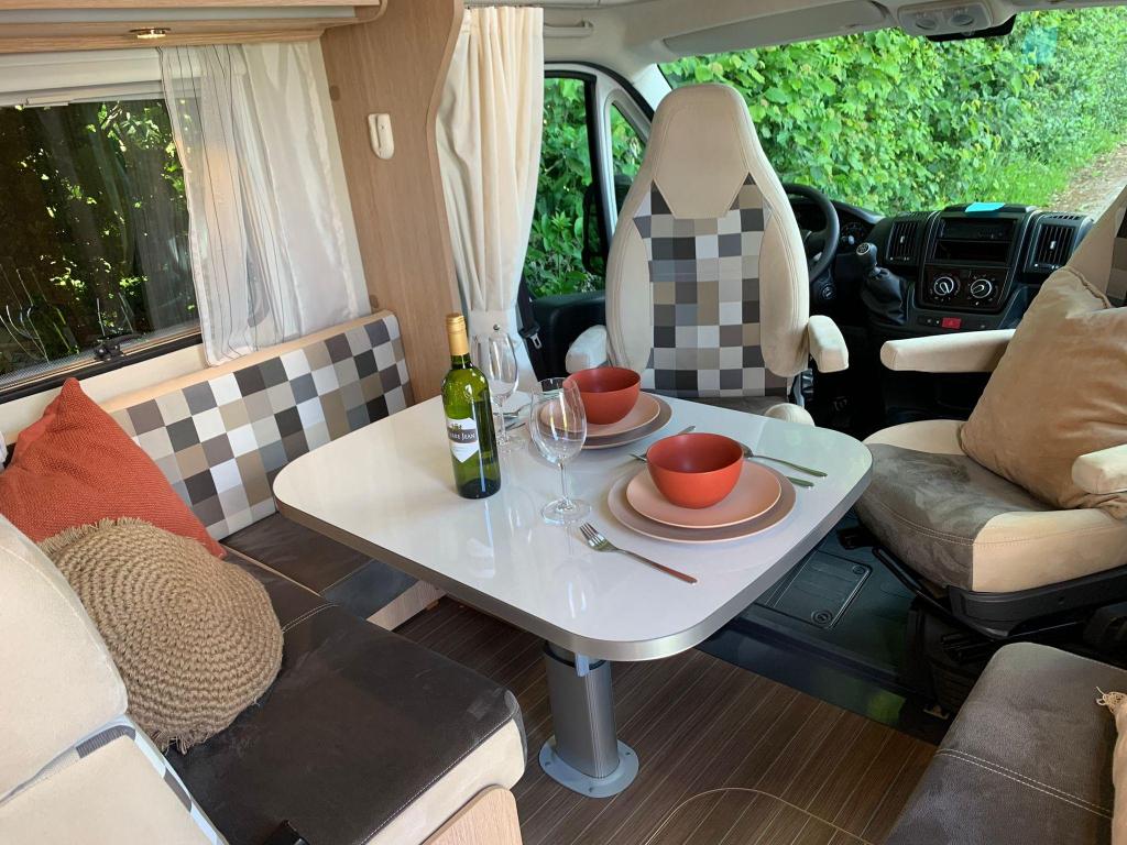 Sunlight T69 L met lage instap voor het Queensbed !!!, Caravans en Kamperen, Campers, Niet ingevuld, Sunlight, Ringverwarming