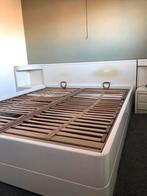 Tweepersoonsbed met lattenbodems en nachtkastjes, Wit, Tweepersoons, Ophalen of Verzenden, 180 cm