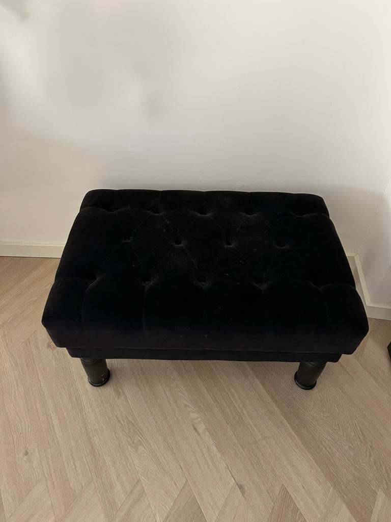 Zwarte fluwelen poef / voetenbank met knopen, Ophalen, Gebruikt, 75 tot 100 cm, Klassiek zwart fluweel.