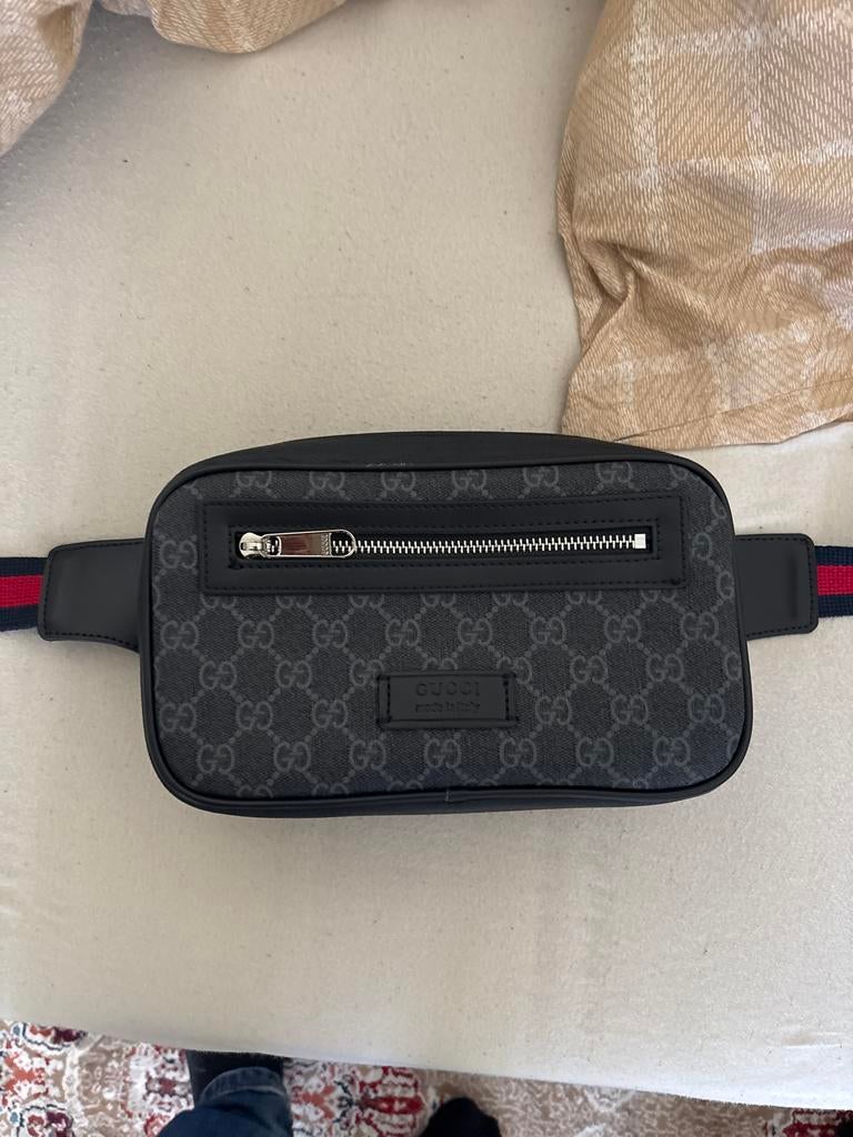Gucci heuptas/crossbody tas in GG Supreme canvas, Ophalen of Verzenden, Zo goed als nieuw, Zwart, Leer