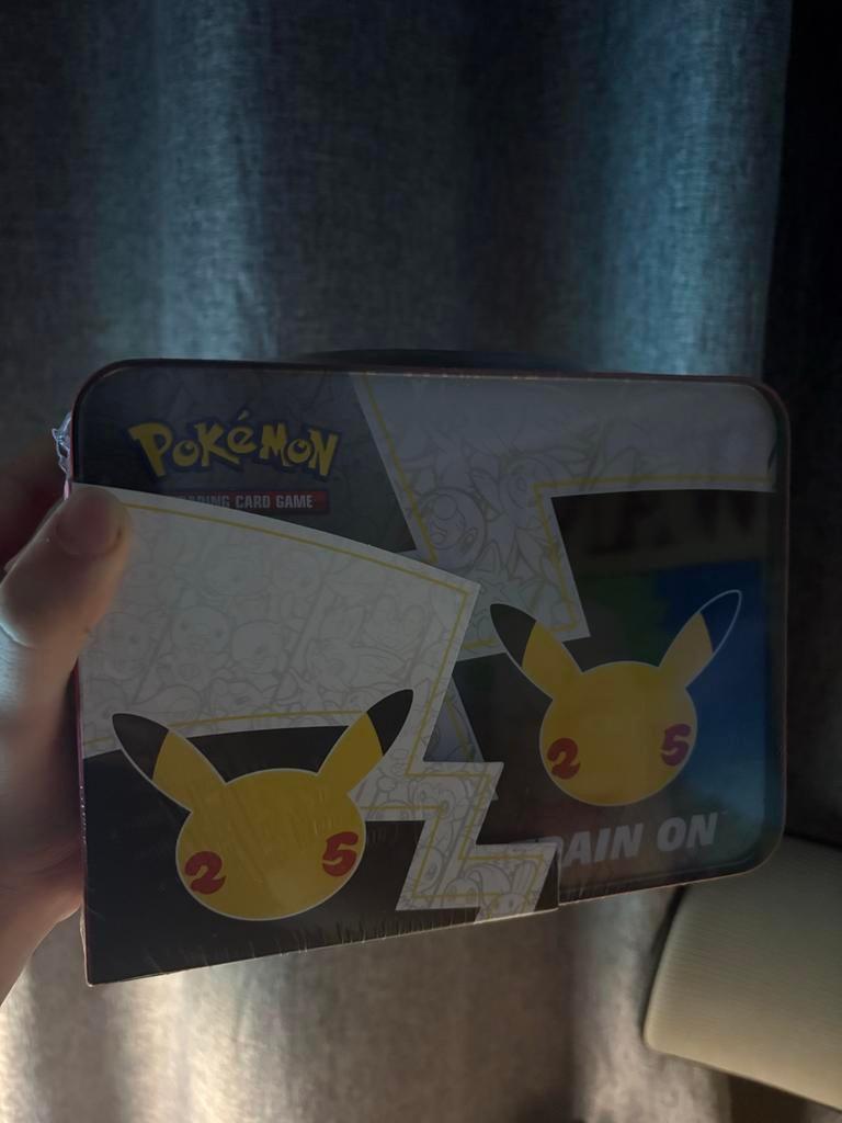 Pokémon 25th Anniversary Celebrations chest, Ophalen of Verzenden, Nieuw, Overige typen