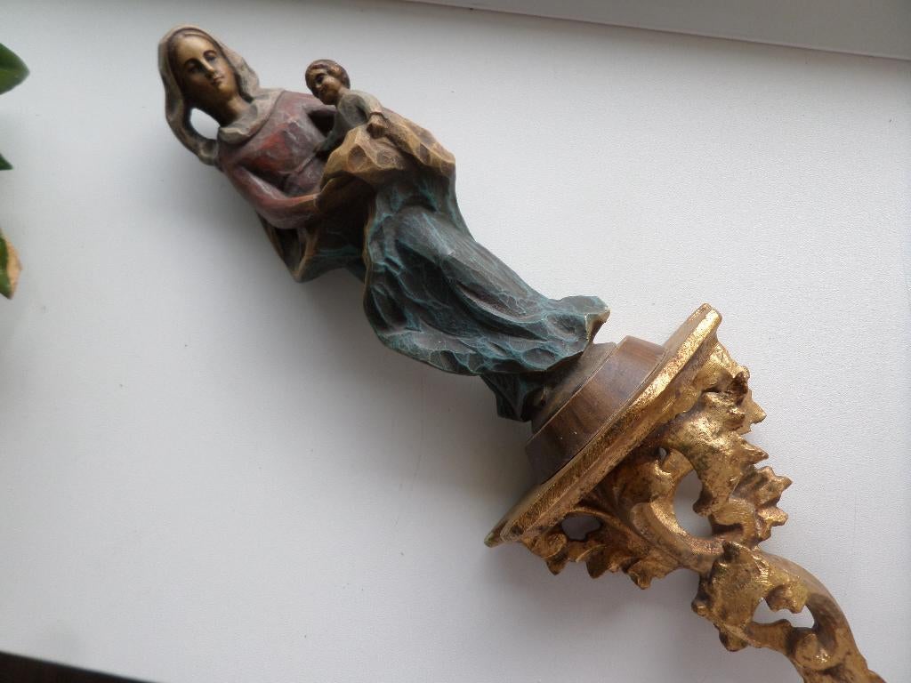 Mariabeeld in houtlook op gouden console, Antiek en Kunst, Antiek | Religie, Ophalen of Verzenden