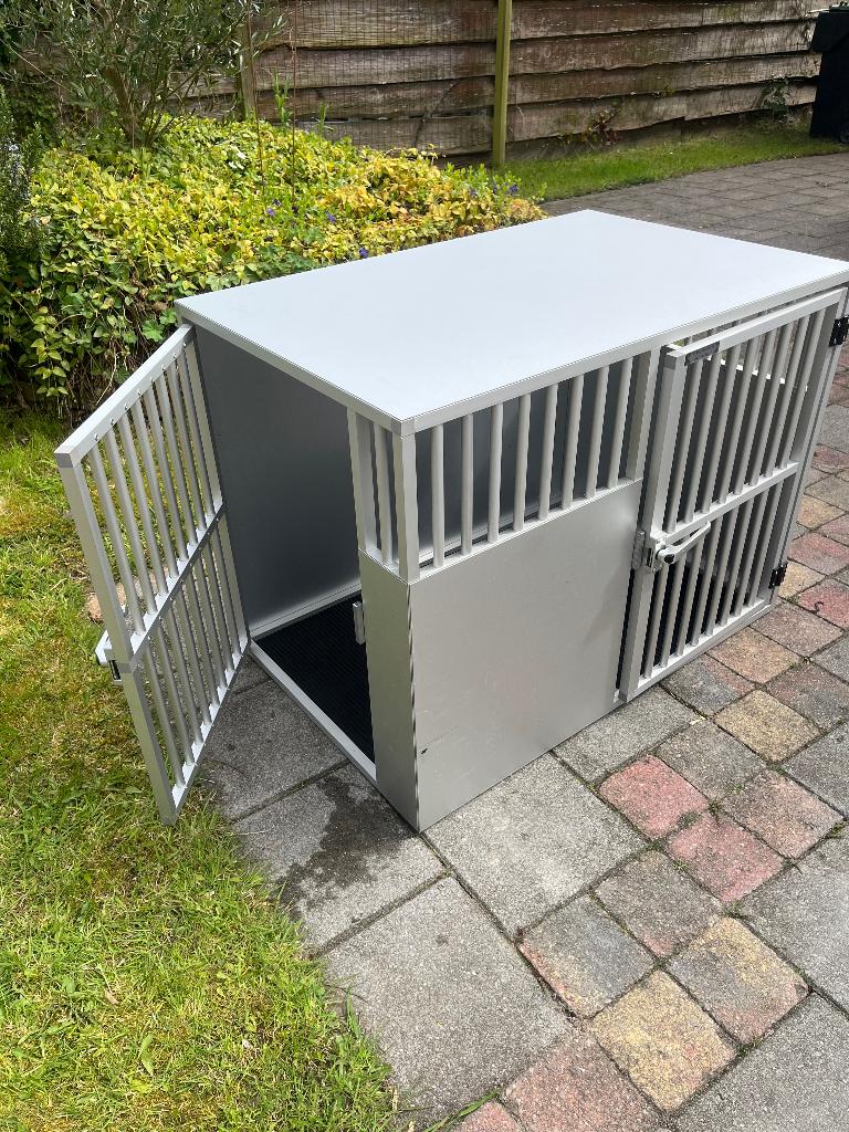 Te koop zware kwaliteit aluminium (auto)bench hond, Dieren en Toebehoren, Ophalen, Zo goed als nieuw