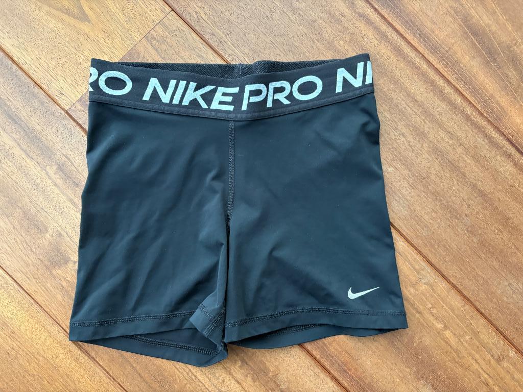 Nike pro 365 5 inch short zwart maat M NETTE STAAT €12,95, Kleding | Dames, Sportkleding, Maat 38/40 (M), Zwart, Nike, Ophalen of Verzenden