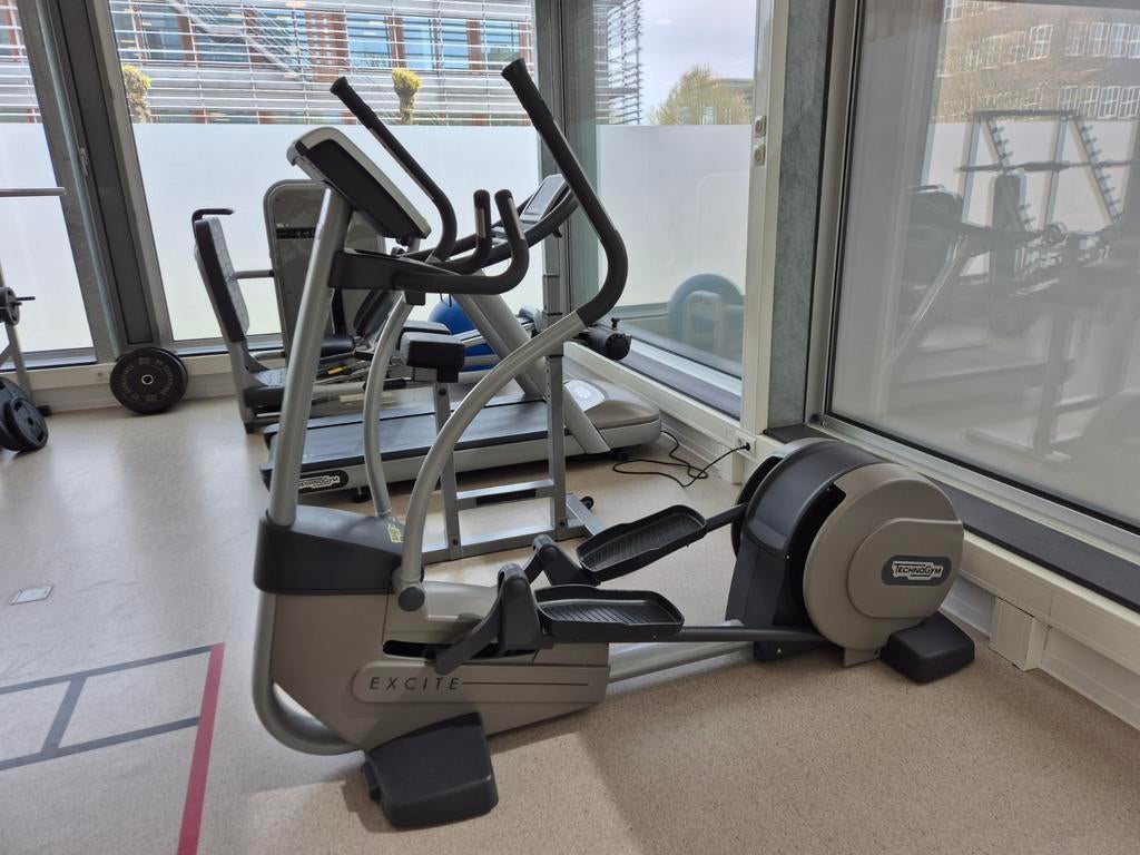 Technogym excite crosstrainer, Sport en Fitness, Ophalen, Zo goed als nieuw, Crosstrainer
