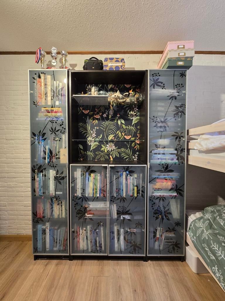 Ikea Billy boekenkast met glazen deuren en print, Huis en Inrichting, Ophalen, Met deur(en), 150 tot 200 cm, Modern, Functioneel, Decoratief