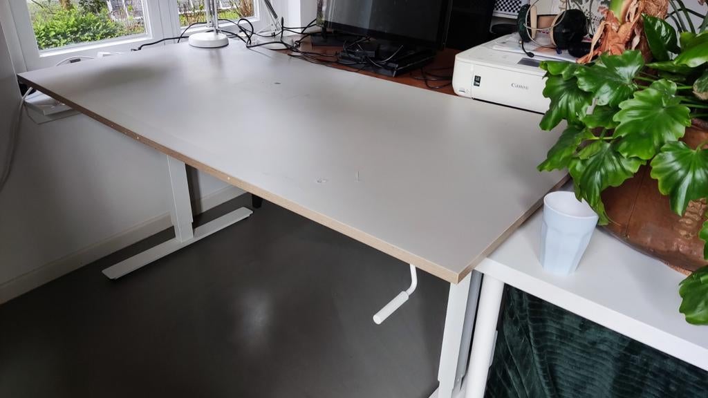 Zit/sta Bureau met slinger van IKEA (Skarsta), Ophalen, In hoogte verstelbaar, Gebruikt