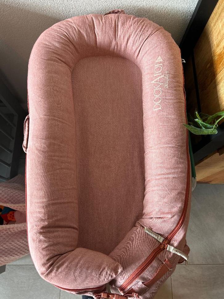 ZGAN DockAtot Deluxe babynestje oudroze, Kinderen en Baby's, Babywiegjes en Ledikanten, Zo goed als nieuw, Reisbedje, Ophalen of Verzenden