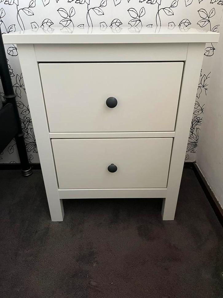 IKEA Hemnes nachtkastje wit met 2 laden en inzetbakje, Huis en Inrichting, Slaapkamer | Nachtkastjes, Gebruikt, 55 tot 70 cm, Minder dan 45 cm
