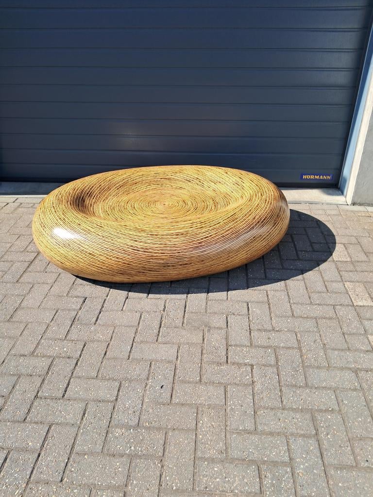 Vintage jaren 70 Egg shaped salontafel van hout / fiberglas., Huis en Inrichting, Tafels | Salontafels, Gebruikt, Minder dan 50 cm