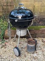 Weber BBQ 57 cm met houtskoolverdeler en rekjes, Ophalen, Gebruikt, Met accessoires