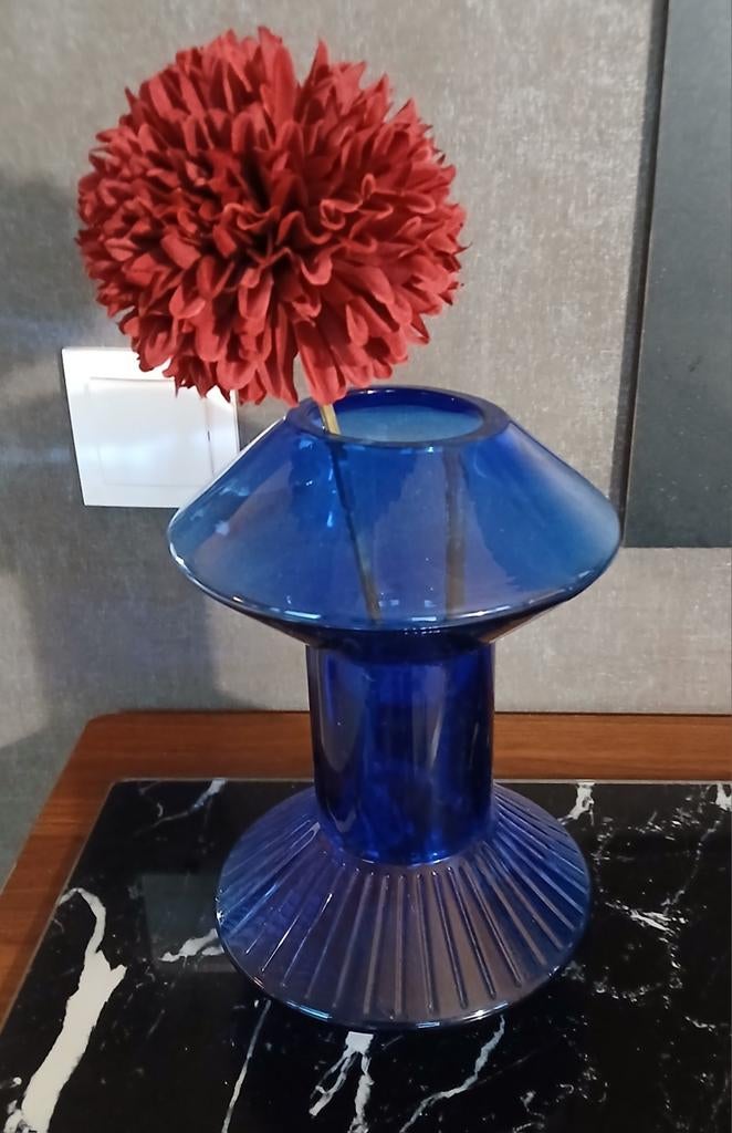 Bloem in blauwe grote vaas, Huis en Inrichting, Woonaccessoires | Vazen, Ophalen, Blauw, Minder dan 50 cm, Glas