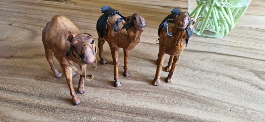 Set van 3 leren kamelen beeldjes, Ophalen of Verzenden, Zo goed als nieuw, Overige soorten, Beeldje of Figuurtje