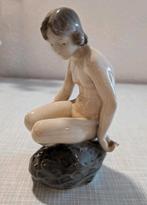 Royal Kopenhagen, meisje op steen, Ophalen of Verzenden, Zo goed als nieuw, Dier