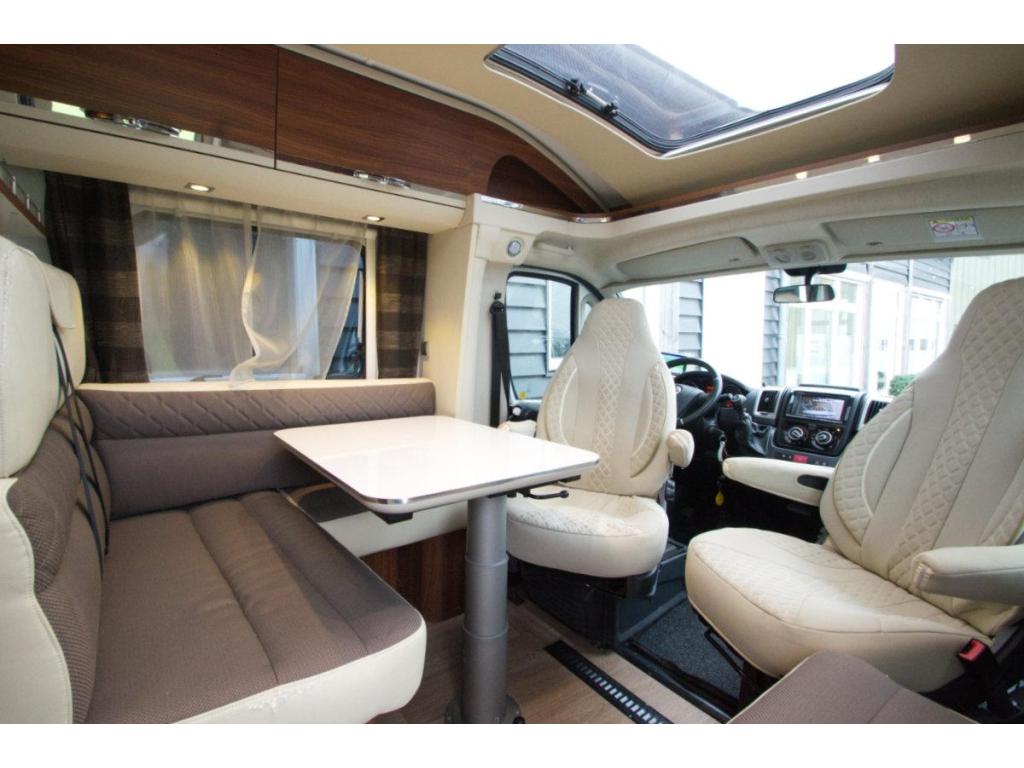 Adria Coral halfintegraal camper met enkele bedden en airco, Luifel, Standaard zit, Koelkast, Fiat
