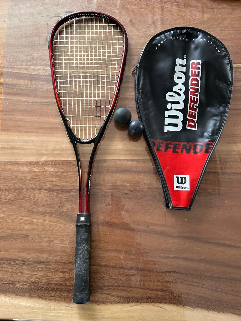 Wilson Defender squashracket met hoes en ballen, Sport en Fitness, Squash, Ophalen of Verzenden, Gebruikt, Racket, Met hoes