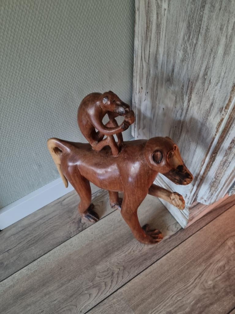Houten beeld van apenfamilie - Handgemaakt, Antiek en Kunst, Kunst | Beelden en Houtsnijwerken, Ophalen, 20 - 50 cm, Beeld, Hout