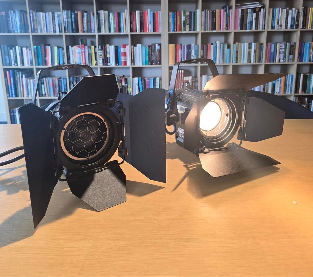 2 Arri 300 Fresnelspot Plus Spotlight Schuko Stekker Zwart, Ophalen of Verzenden