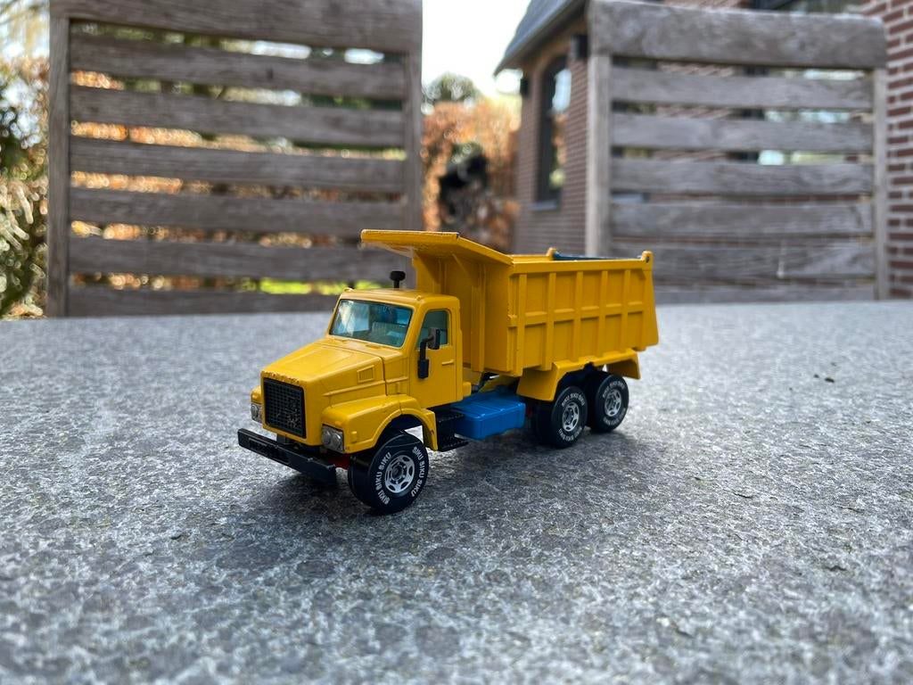 Siku 2514 - Volvo N12 zandtransport, Hobby en Vrije tijd, Modelauto's | 1:50, Ophalen of Verzenden, Zo goed als nieuw, Bus of Vrachtwagen