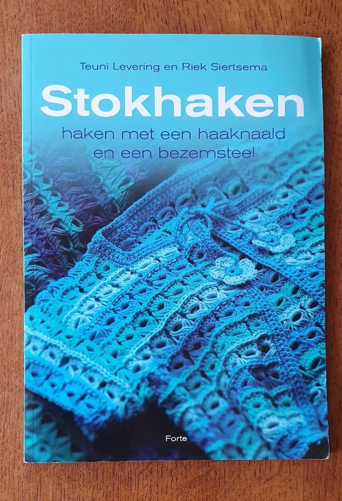 STOKHAKEN met een haaknaald en een bezemsteel ZGAN, Ophalen of Verzenden, Zo goed als nieuw, Haken, Patroon of Boek