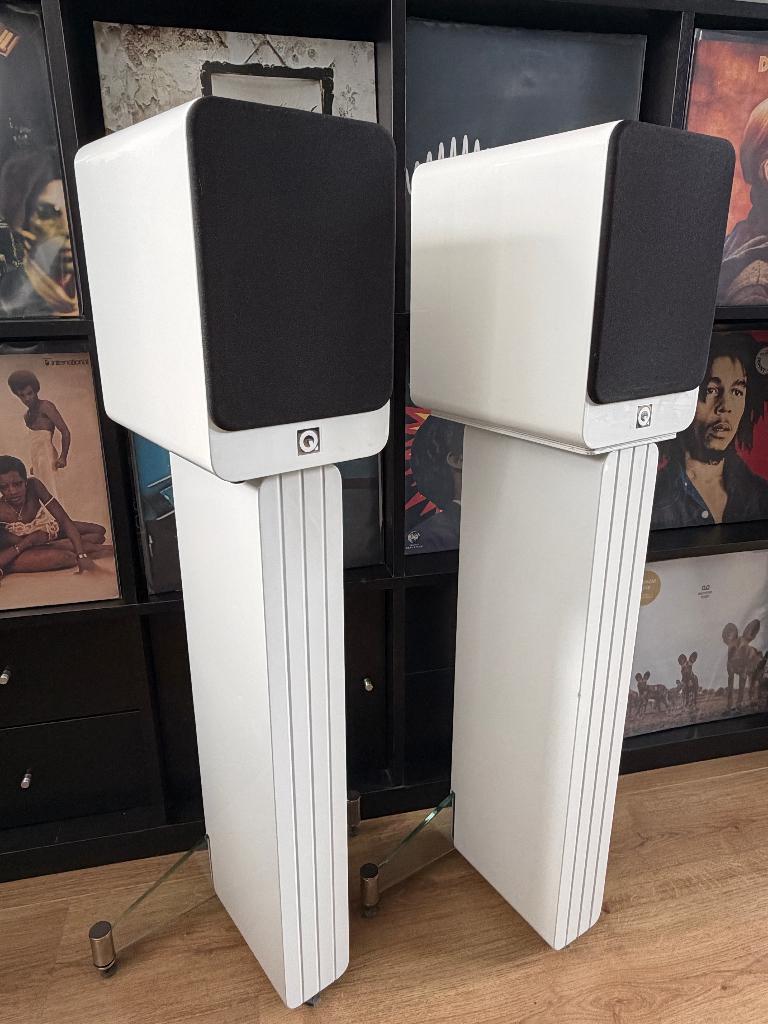 Q Acoustics Concept 20 + originele stands, Zo goed als nieuw, 60 tot 120 watt, Front, Rear of Stereo speakers, Ophalen