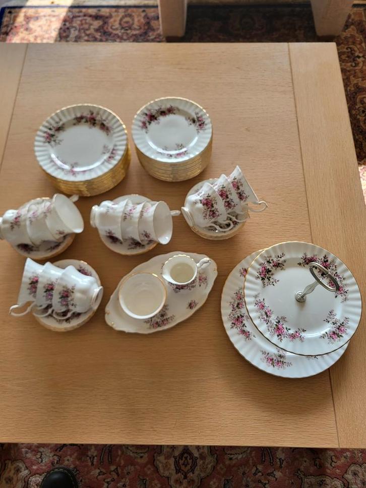 Royal Albert Lavender Rose Servies - 12 Delig, Als Nieuw, Antiek en Kunst, Antiek | Servies compleet, Ophalen