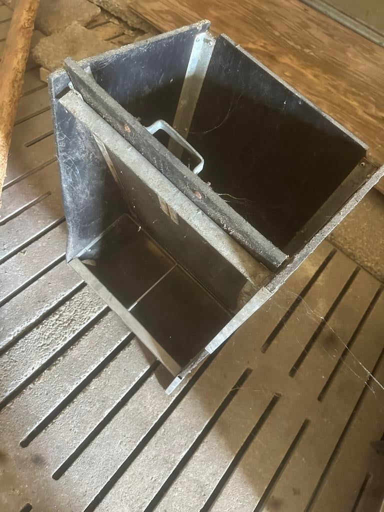 Droog voer bakken, Dieren en Toebehoren, Schapen, Geiten en Varkens, Meerdere dieren, Schaap, 6 jaar of ouder