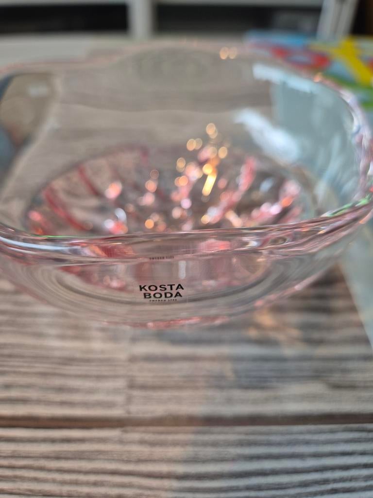 Kosta Boda design schaal – roze kunstglas (bubble effect), Ophalen of Verzenden, Zo goed als nieuw