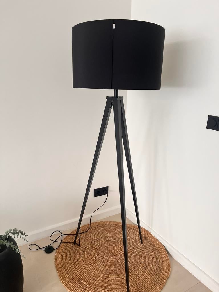 Zwarte zuiver tripot vloerlamp, Huis en Inrichting, Lampen | Vloerlampen, Ophalen, Zo goed als nieuw, 150 tot 200 cm