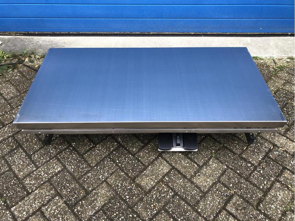 Veterinaire spreekkamer of behandeltafel breed model RVS