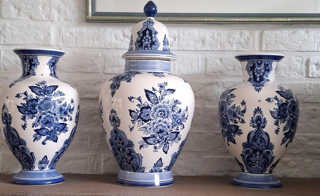 Drie Delfts blauwe vazen, twee open, één met deksel, Ophalen of Verzenden