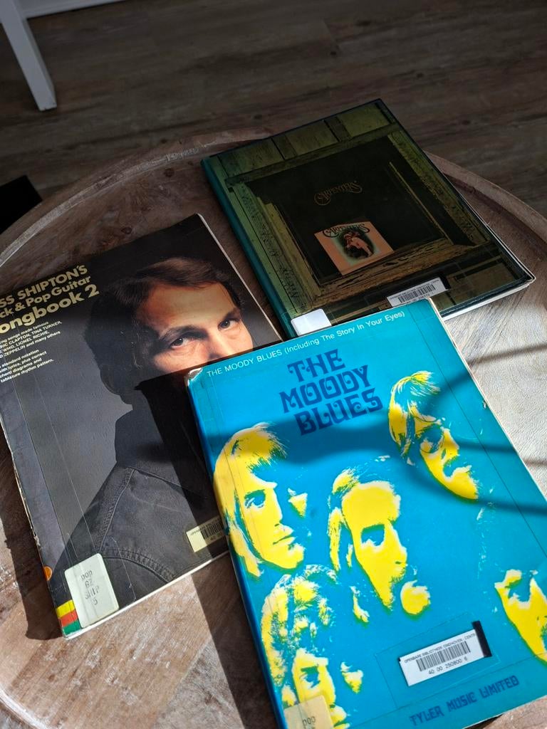 Muziekboeken: The Moody Blues, Carpenters, James Shipton, Ophalen of Verzenden, Gelezen, Artiest, Diverse