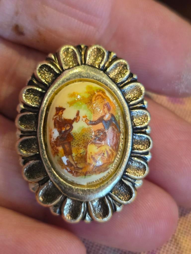Vintage Sjaalspeld met Romantisch Tafereel, Overige materialen, Gebruikt, Minder dan 4 cm, Ophalen of Verzenden