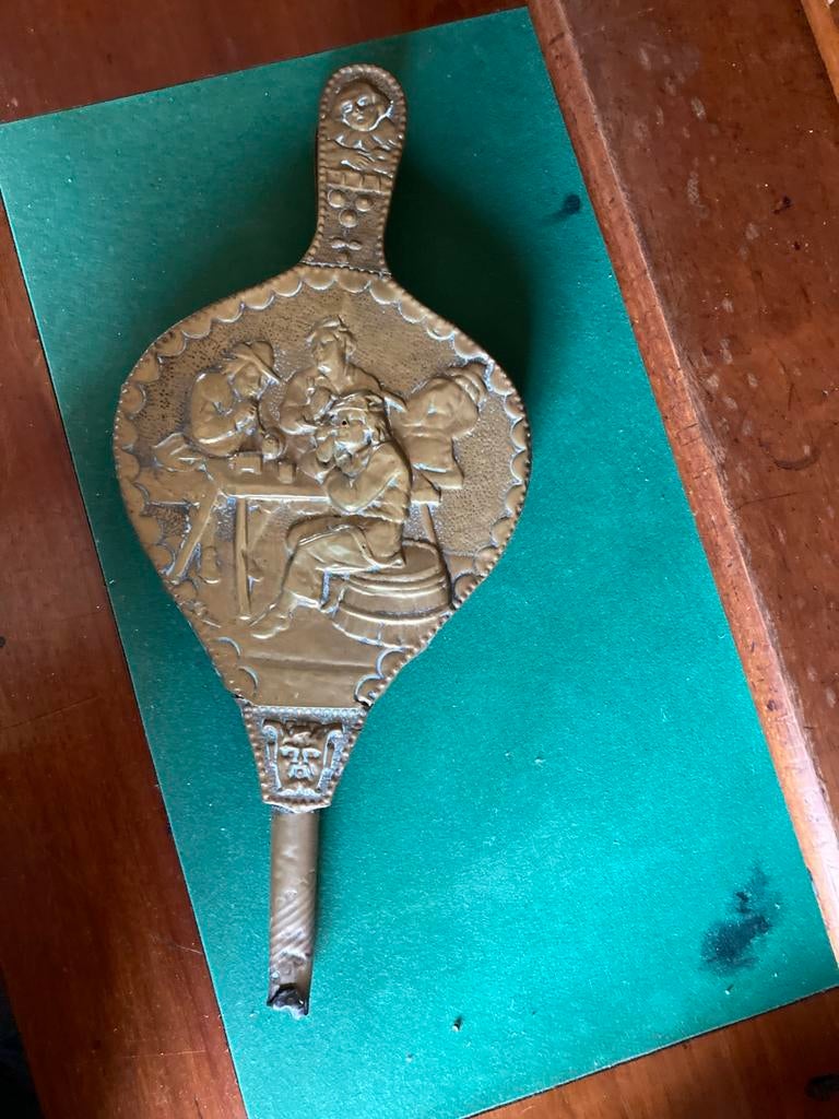 Antieke koperen blaasbalg met tafereel, Ophalen