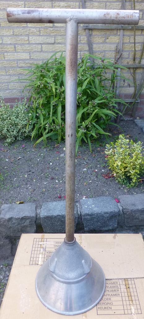 Antieke Metalen wasklok/stamper.  In goede staat. 78cm lang, Ophalen of Verzenden