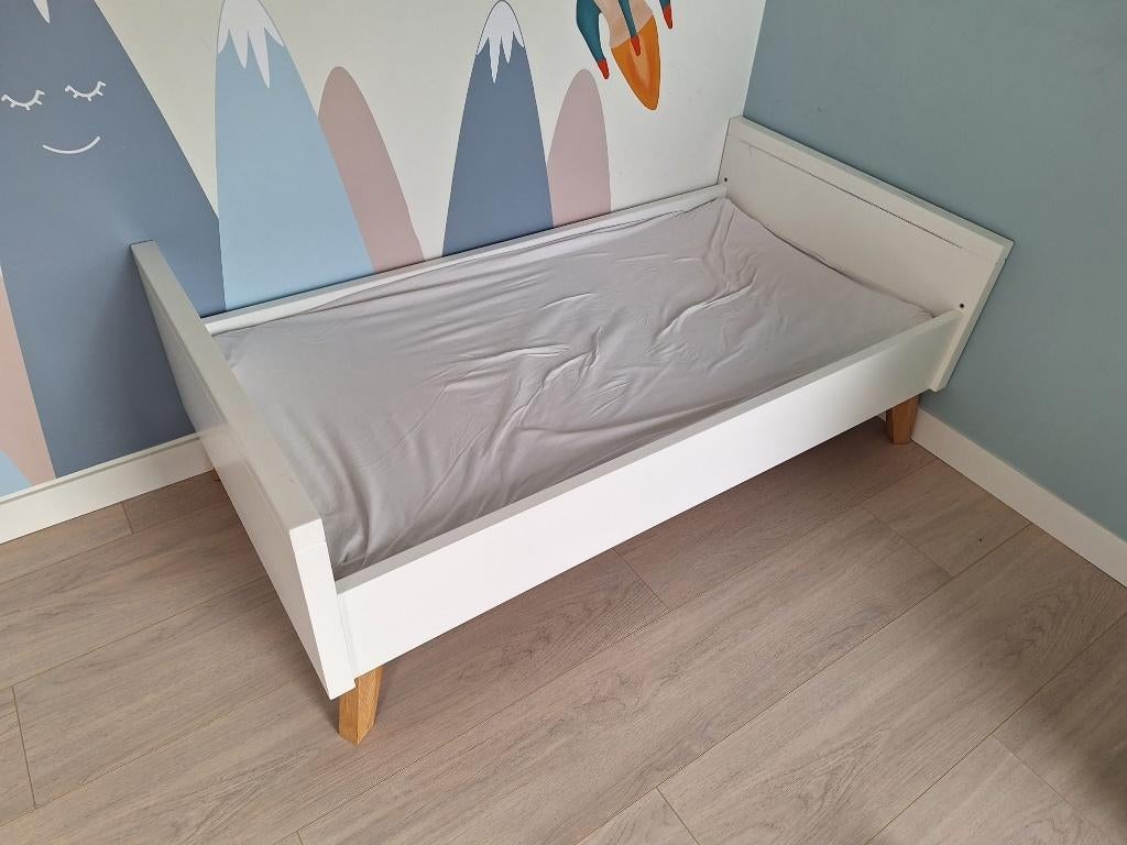 Ledikant/bed, commode en wandplank Mika TWF, Kinderen en Baby's, Babywiegjes en Ledikanten, Ophalen, Zo goed als nieuw, Ledikant