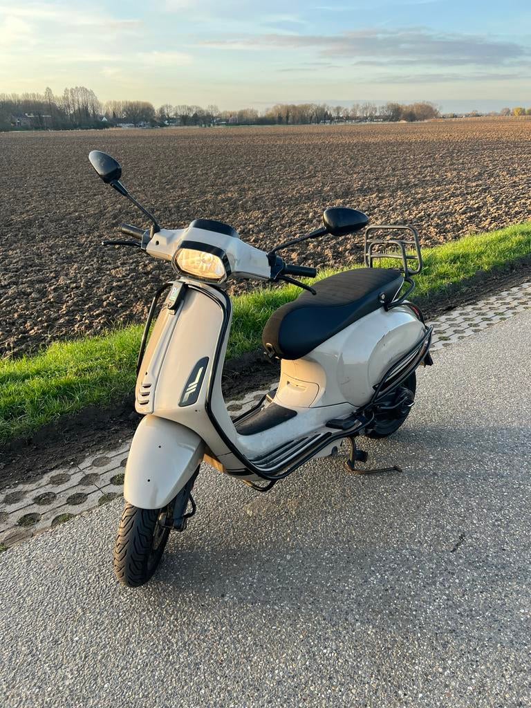 Vespa Sprint 4T cappuccino brown custom gespoten, Fietsen en Brommers, Scooters | Vespa, Ophalen, Overige modellen, Zo goed als nieuw