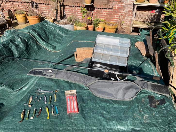 Complete visuitrusting: werphengel, kunstaas, koffer, Watersport en Boten, Hengelsport | Algemeen, Gebruikt, Werphengel, Ophalen