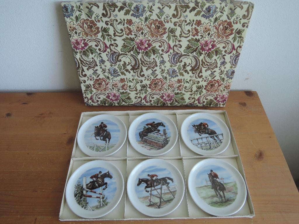 Porseleinen onderzetters met afbeelding van springruiters, Ophalen of Verzenden, Zo goed als nieuw, Overig